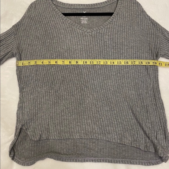 AE⭐️2/$25⭐️ribbed long sleeve grey v-neck top - Picture 5 of 5